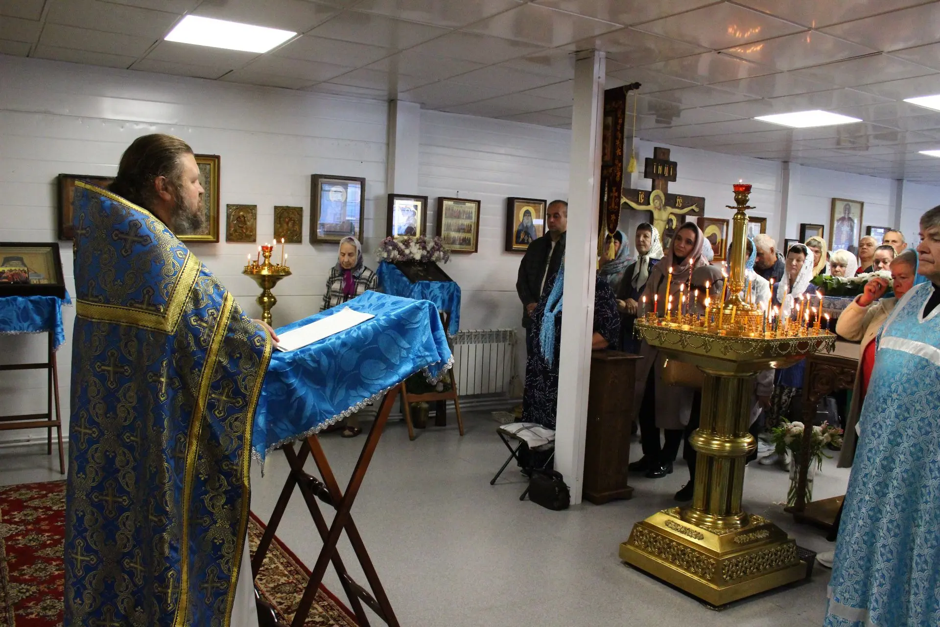 Божественная литургия в праздник Покрова Пресвятой Богородицы.