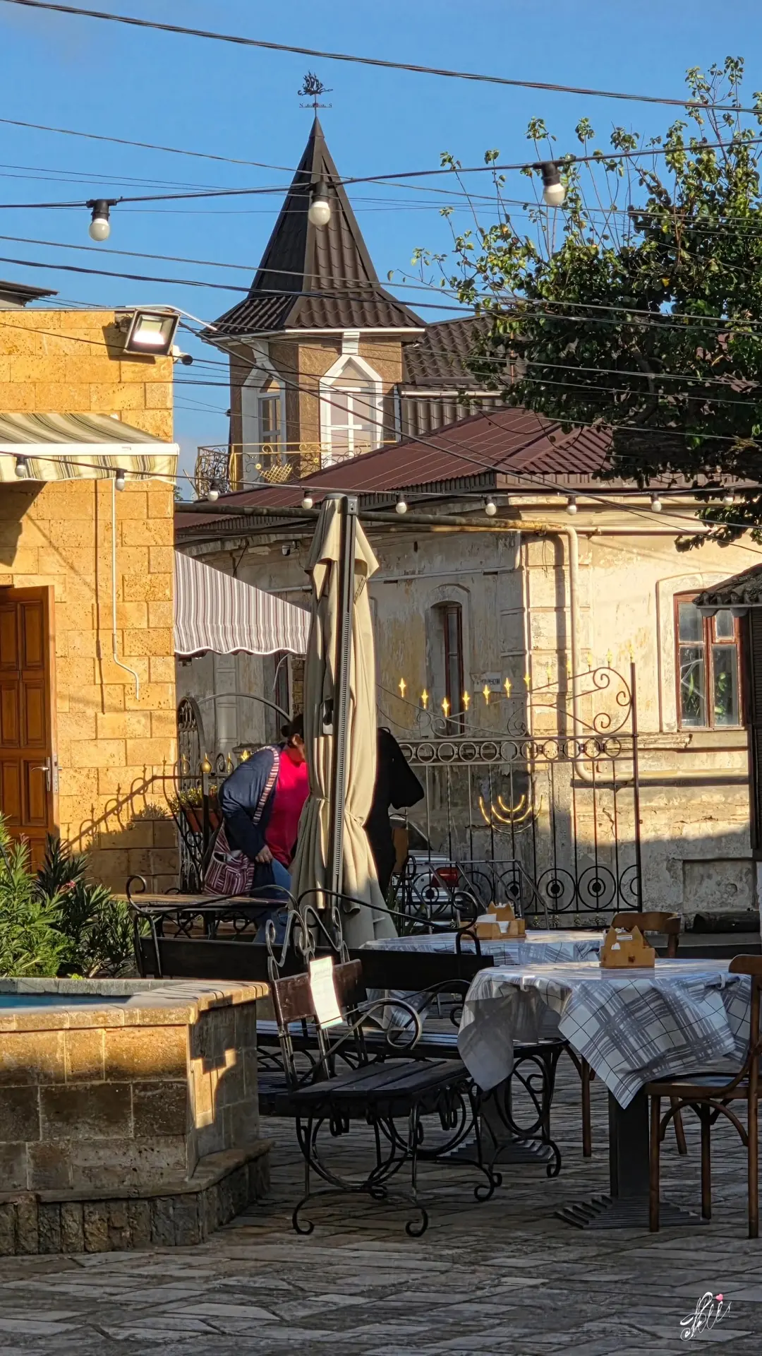 Улочками старого города, где эхо шагов теряется в узких переулках. Тени прошлого здесь ...