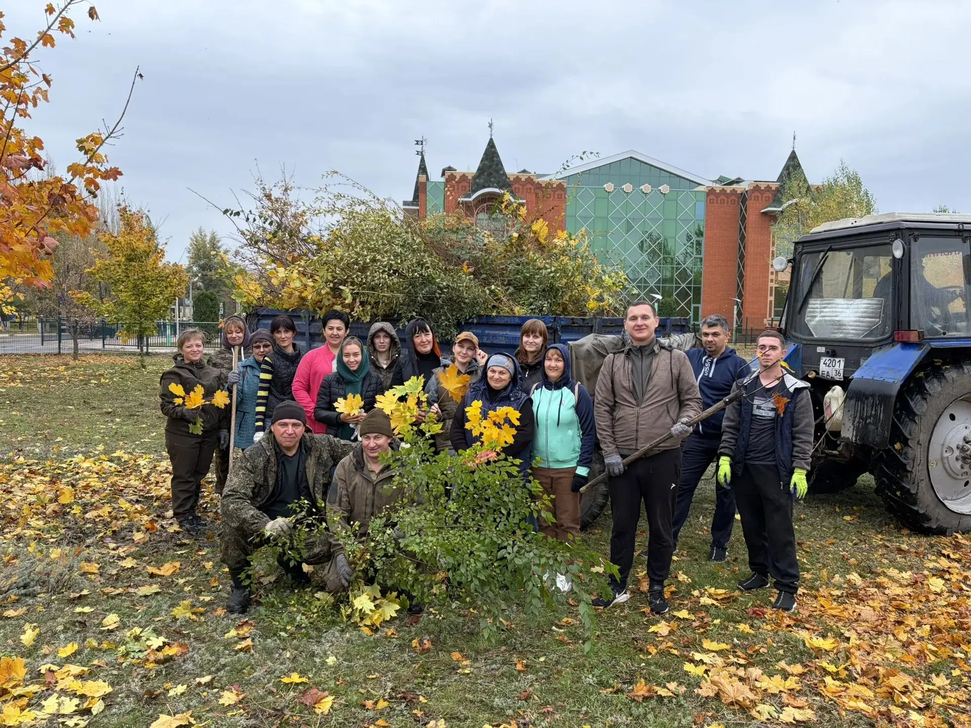 🍂🪏 Около 120 сотрудников администраций Россошанского района, города Россоши, муниципа...