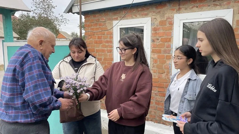 Визиты вежливости с открытками и стихами прошли в хуторе Мостовой