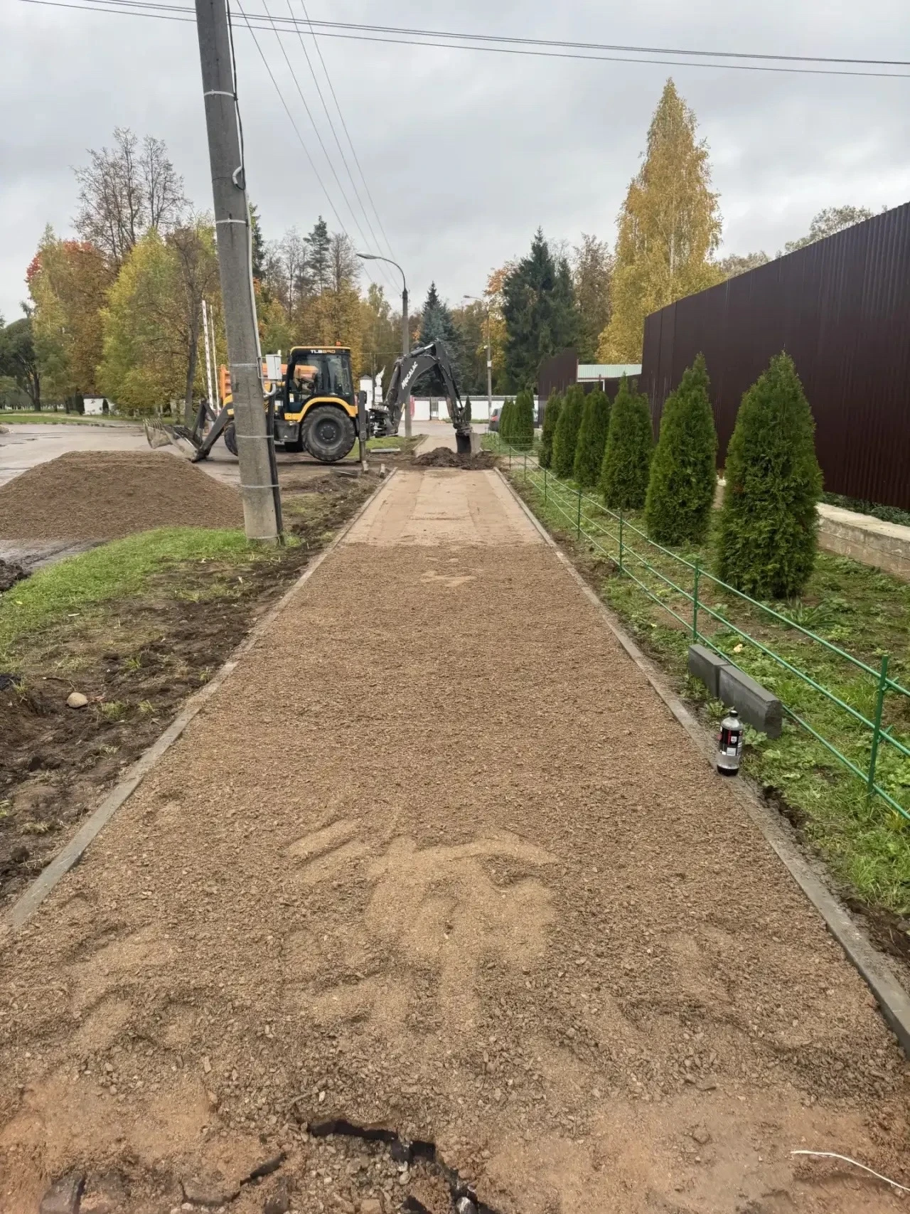 🚧 В Великих Луках ремонтируют дорогу у Братского кладбища