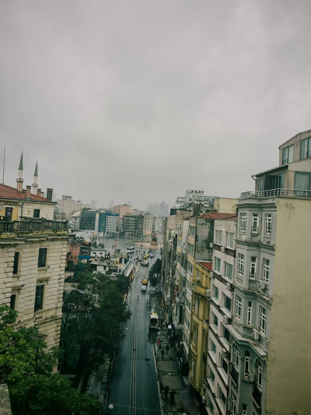 А Стамбул в эти дни утонул в воде...