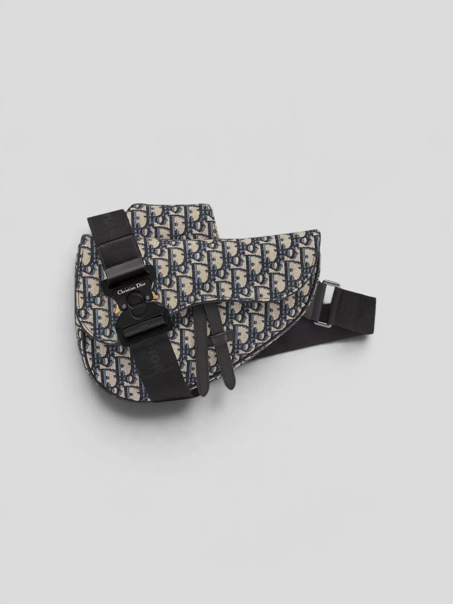 Сумка Dior Saddle в отличном состоянии, размер 28х20 см.