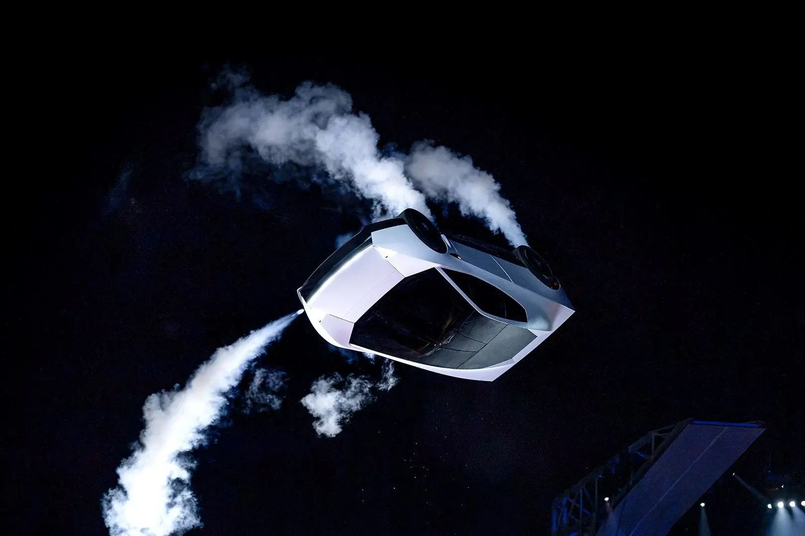 🚗 Tesla показала новый Roadster: летать можно только вне дорог общего пользования