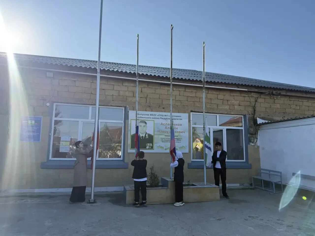 Утро понедельника в нашей школе началось с торжественной церемонии поднятия Государстве...