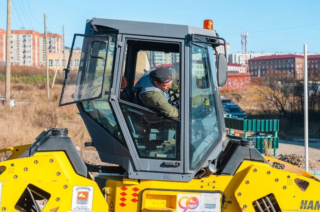 Уборка улично-дорожной сети, рекультивация газонов, устройство тротуаров