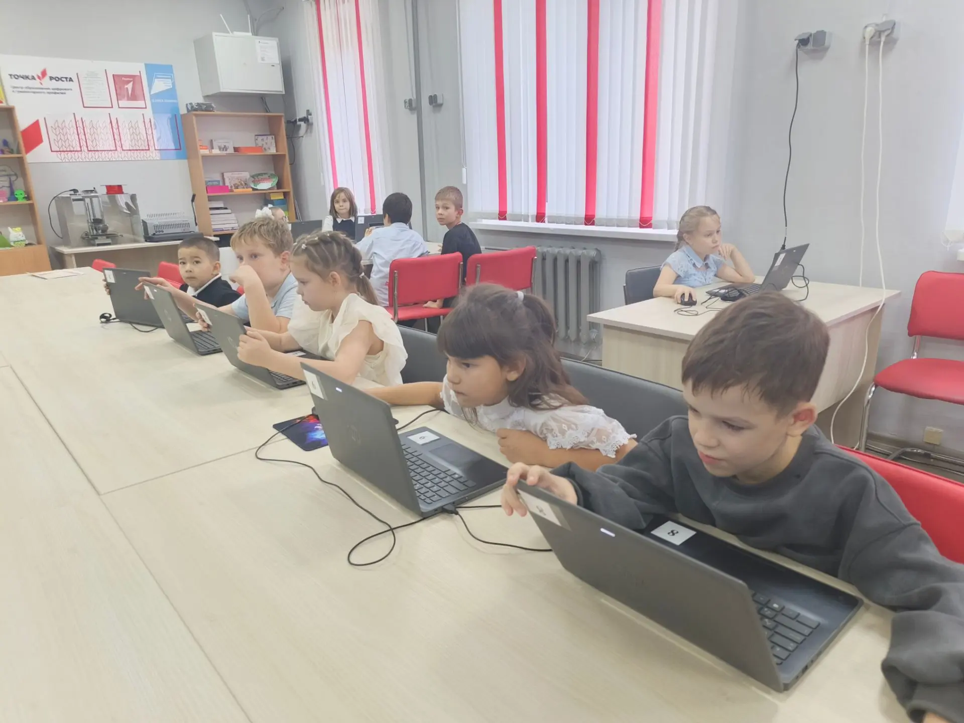 Учащиеся 2 класса на объединении дополнительного образования "Инфознайка" знакомятся с ...