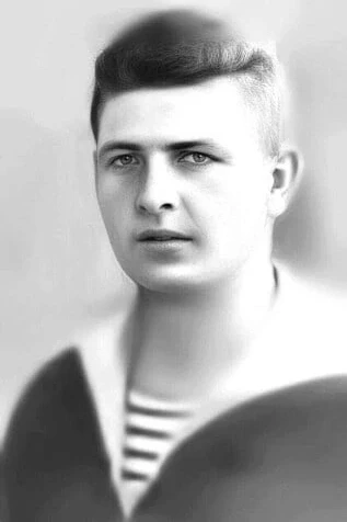 12 октября 1941 года геройски погиб командир орудия лидера эсминцев «Ленинград» старшин...