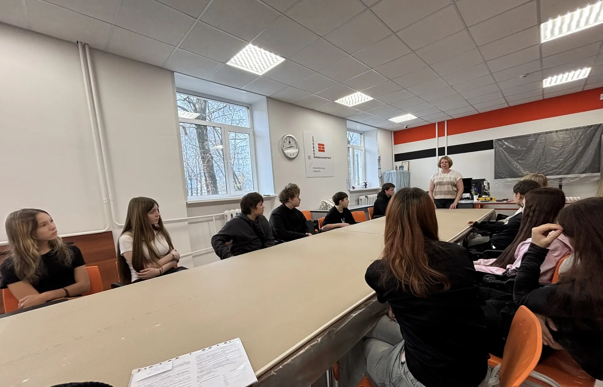 Вчера, 14 октября, учащиеся 8А класса посетили первое занятие в «Череповецком строитель...