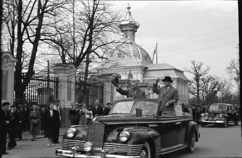 🤝 Урхо Кекконен в Петродворце. Ленинград, 1958 год.