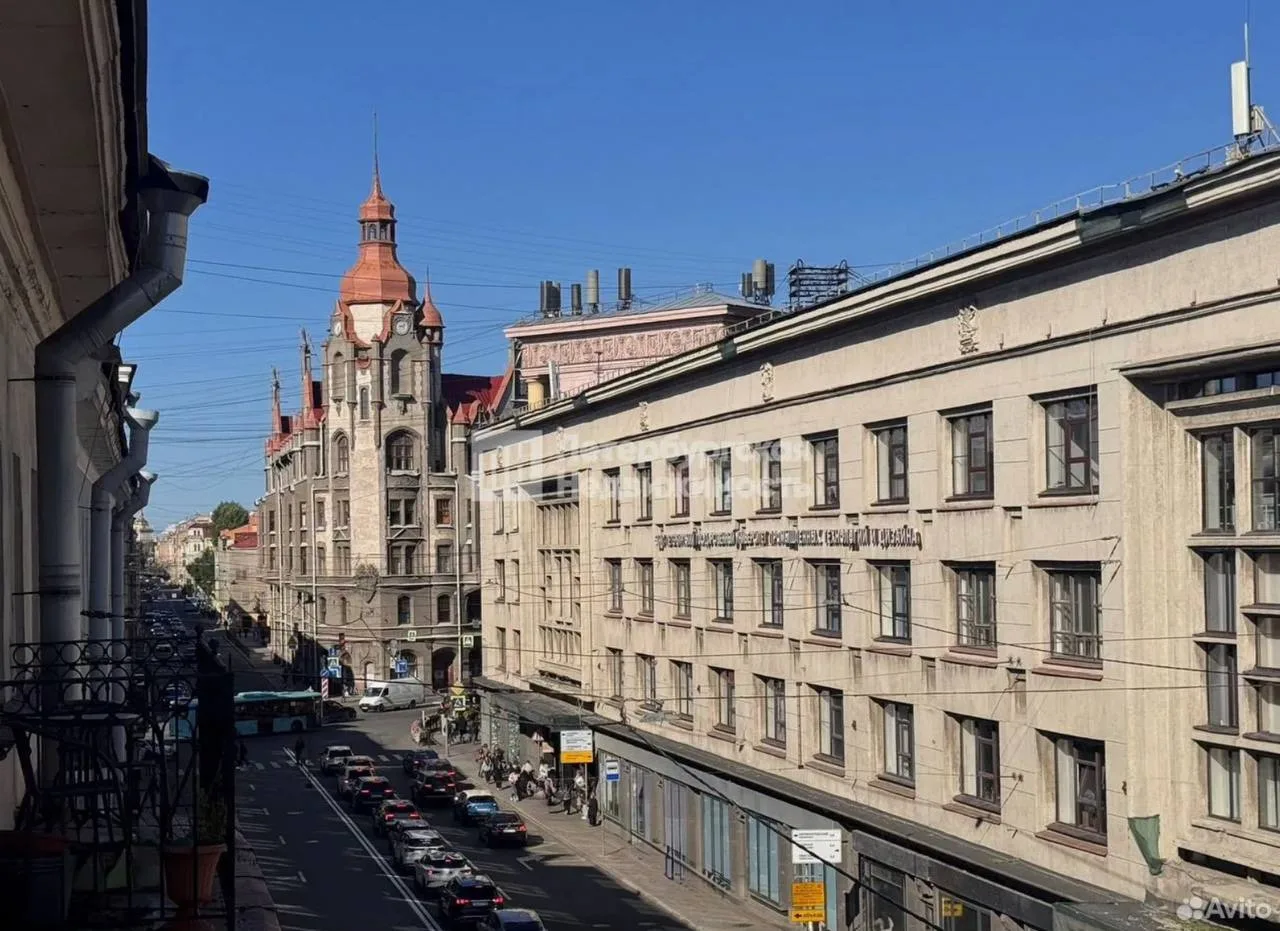 Пятикомнатную квартиру у набережной реки Фонтанки в доме в 1857 года, с невероятным вид...