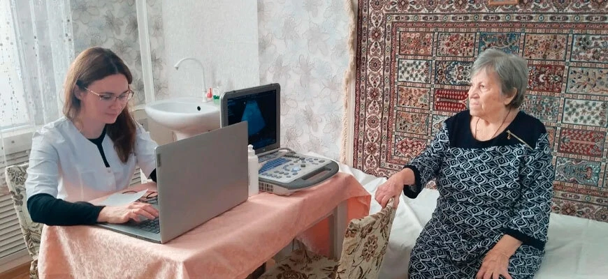 Выездной медосмотр в Михайловке: узкие специалисты приняли получателей соцуслуг