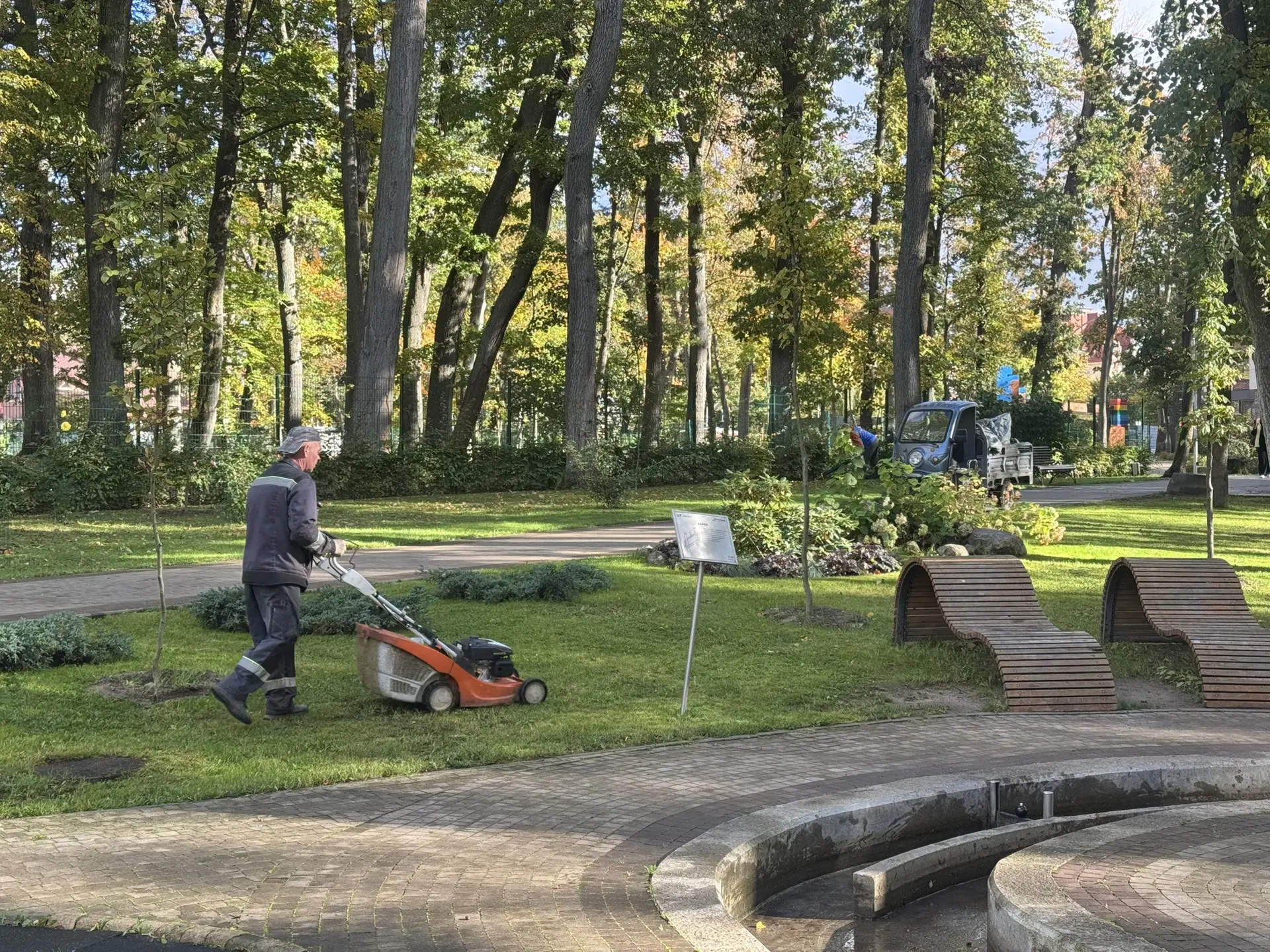 🍁Вот так убираются общественные территории в Калининградской области. Трава сразу убир...