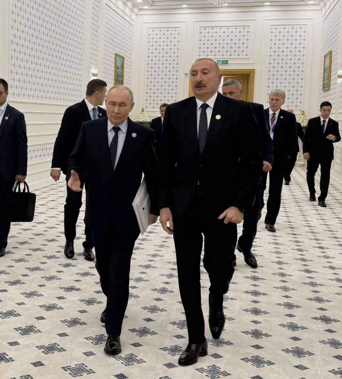 🇷🇺 🇦🇿 Владимир Путин и Ильхам Алиев вместе покинули зал заседаний после завершения ...
