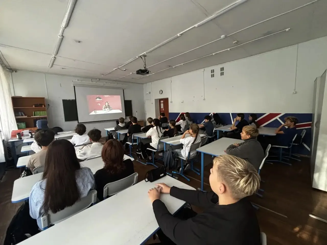 🇷🇺 Новая учебная неделя началась традиционно — с торжественной линейки и выноса Госуд...