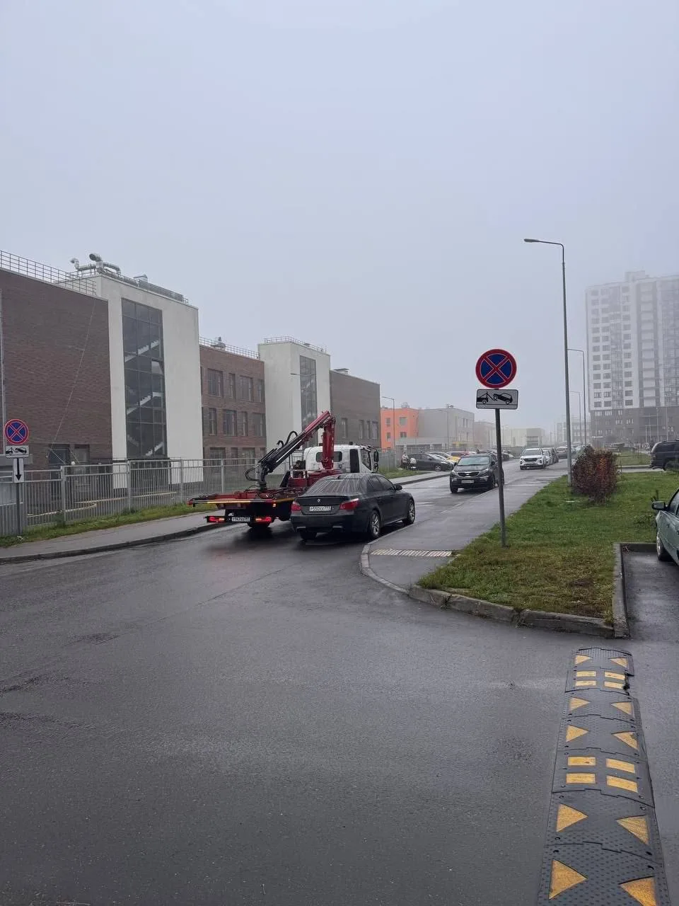 Вместе с туманом «рассеиваются» автомобили соседей. Несколько экипажей ДПС работают в С...