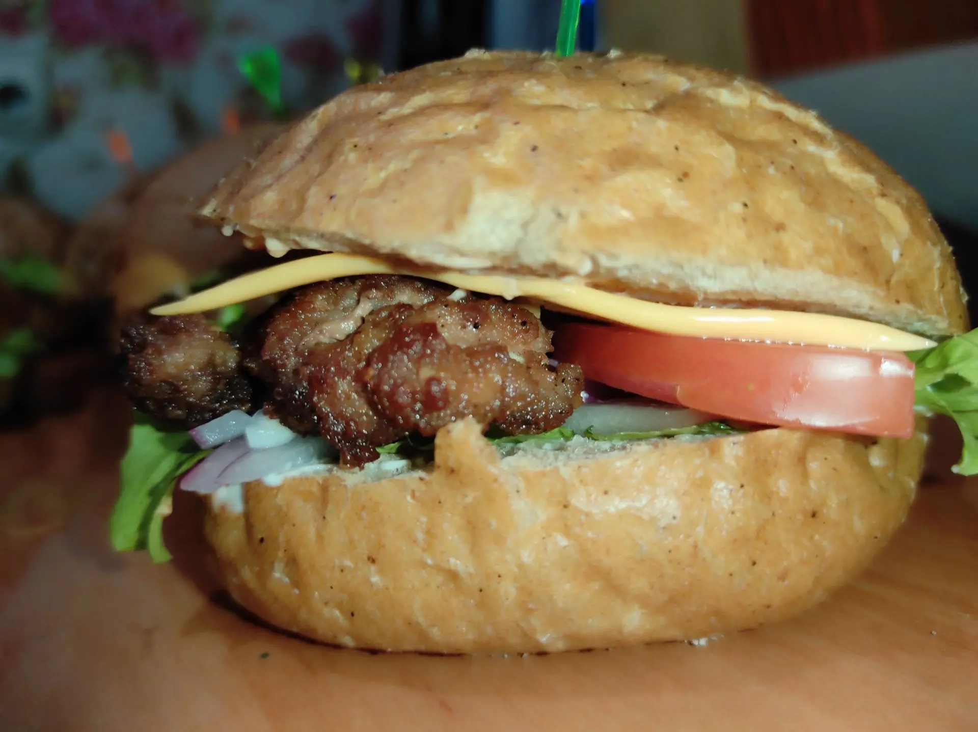 У нас на ужин сегодня бургеры 🍔с молочком ( молоко с медом тёплое).  А что у вас ?