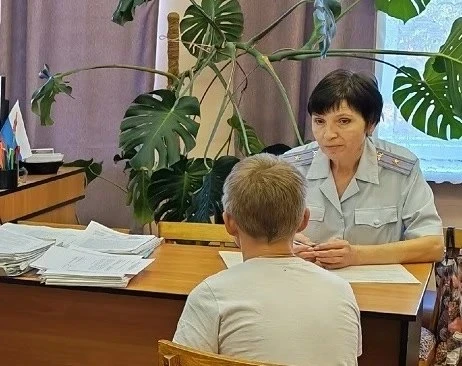 Инспекторы ПДН в Великом Устюге объясняют школьникам цену шалости. Сотрудники отдела МВ...