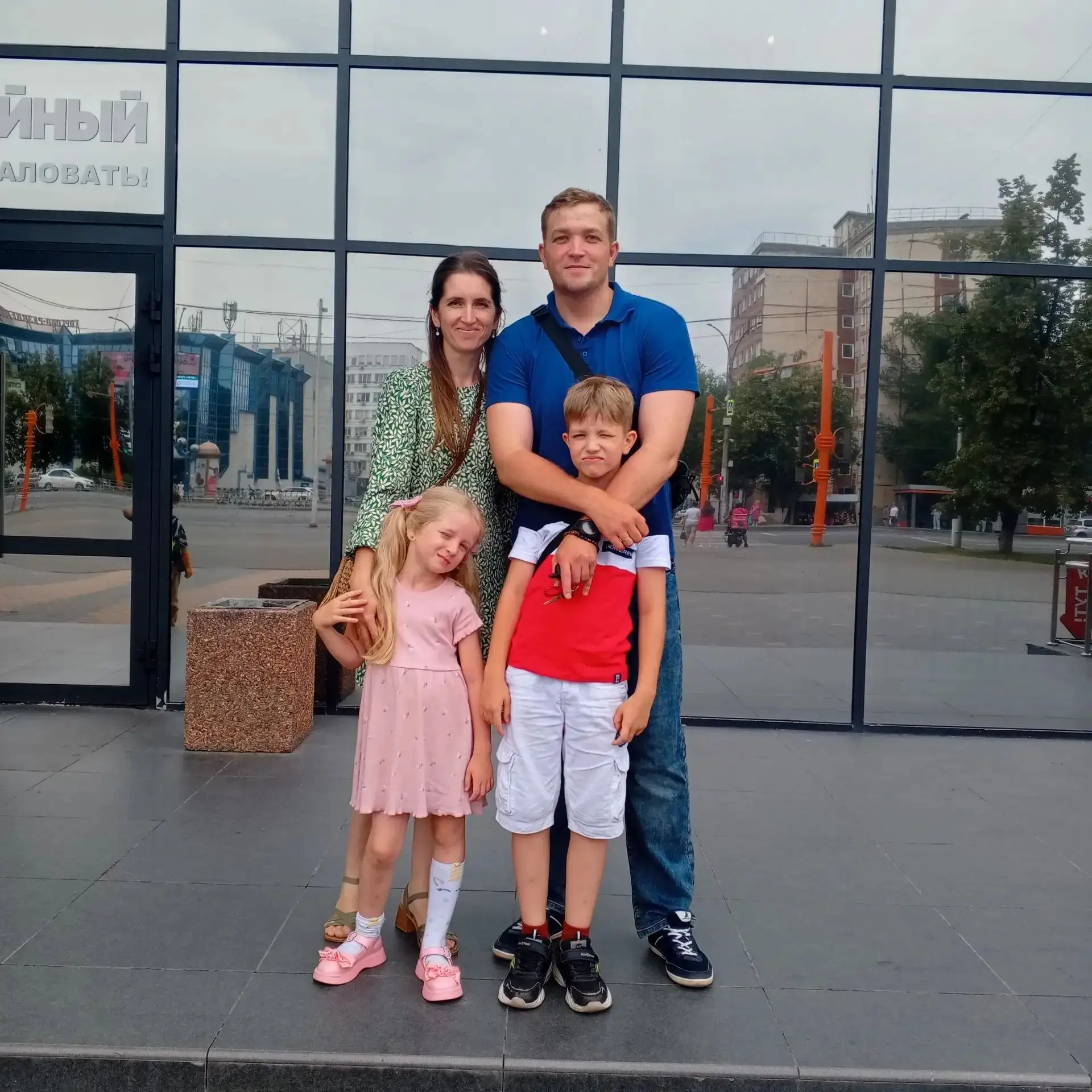 Поздравляю папу с праздником, ты наша опора, защита, я хочу быть похожим на тебя, таким...