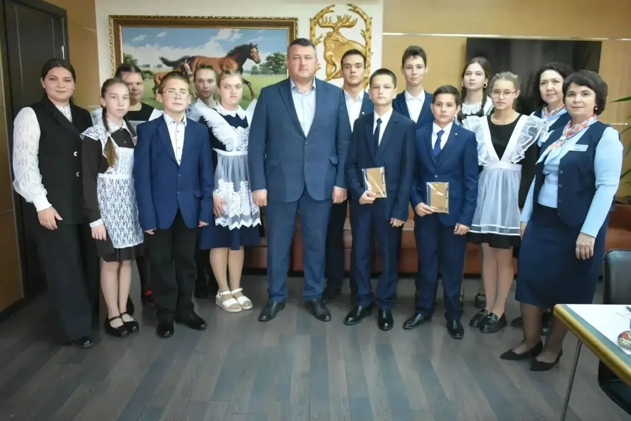 🤝👥Из первых уст: Глава района встретился со школьниками в рамках профтура