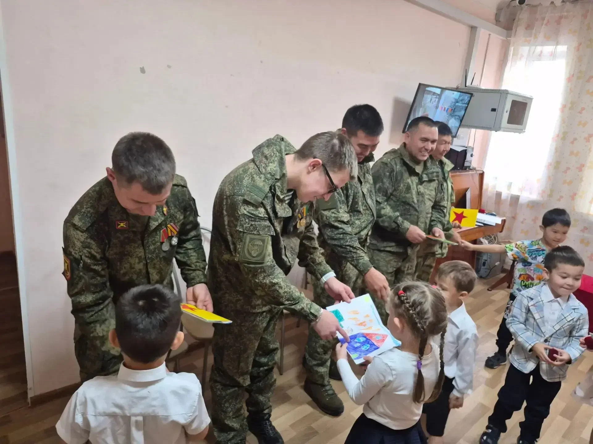 Вручение  памятных значков «Мой папа — герой» в корпусе №2.