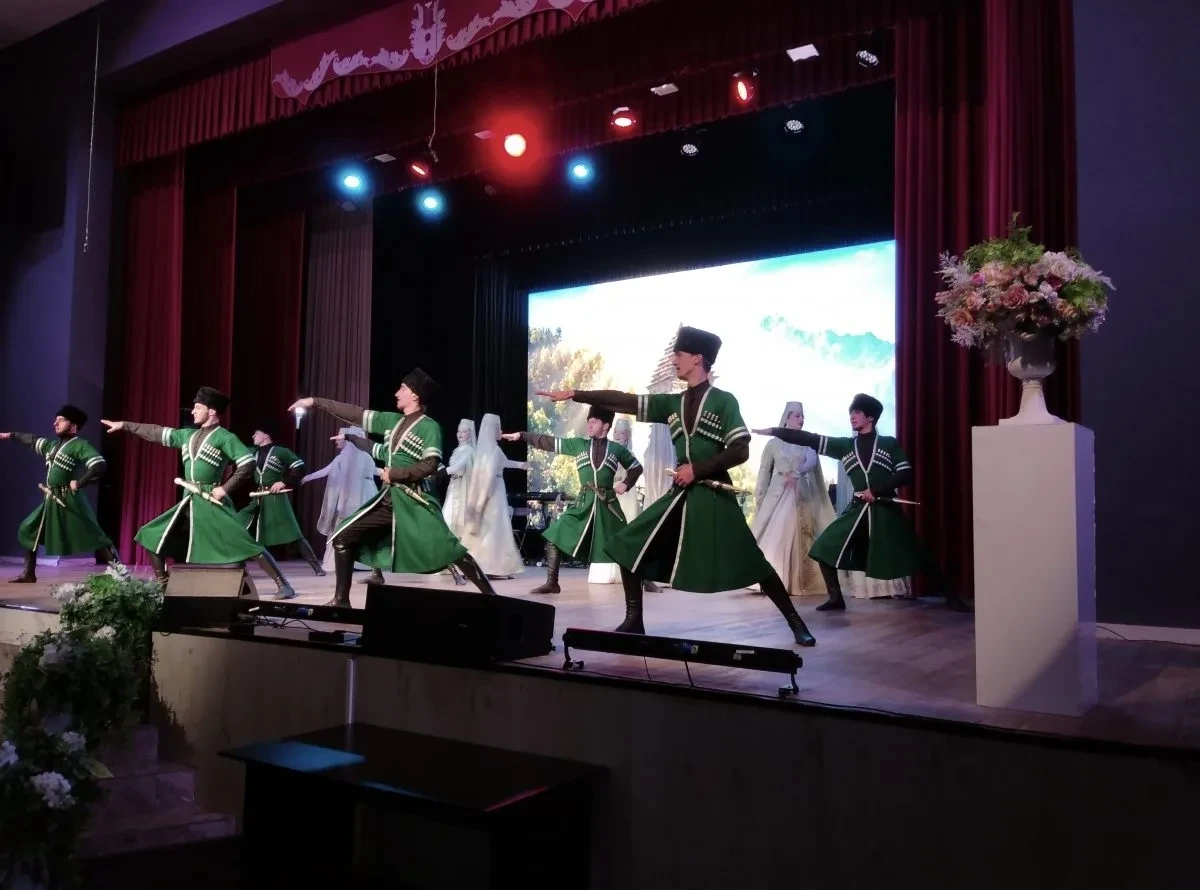 Артисты Ингушской филармонии спели в Черкесске