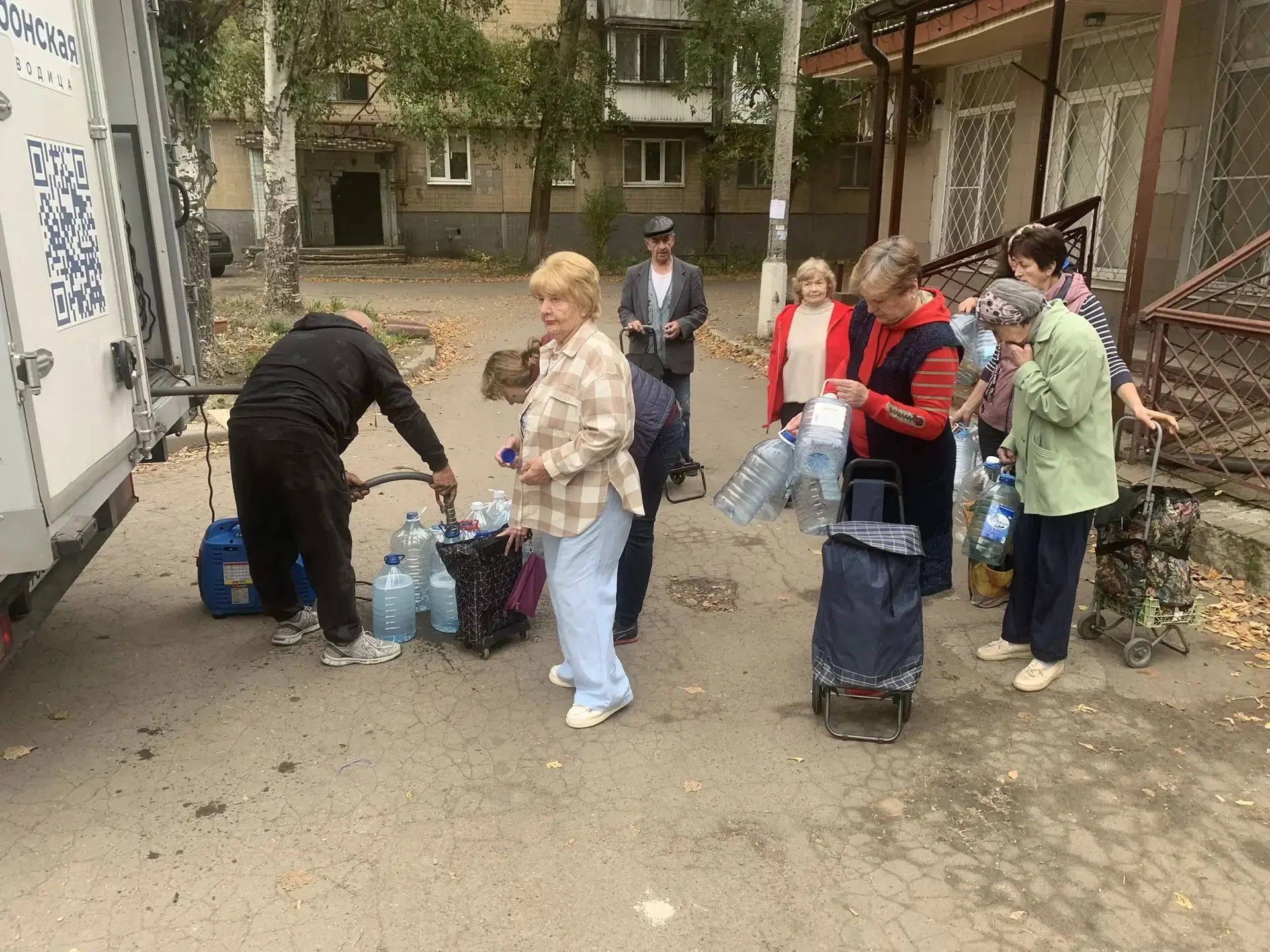 В Киевском внутригородском районе продолжается организовация по подвозу  питьевой воды ...