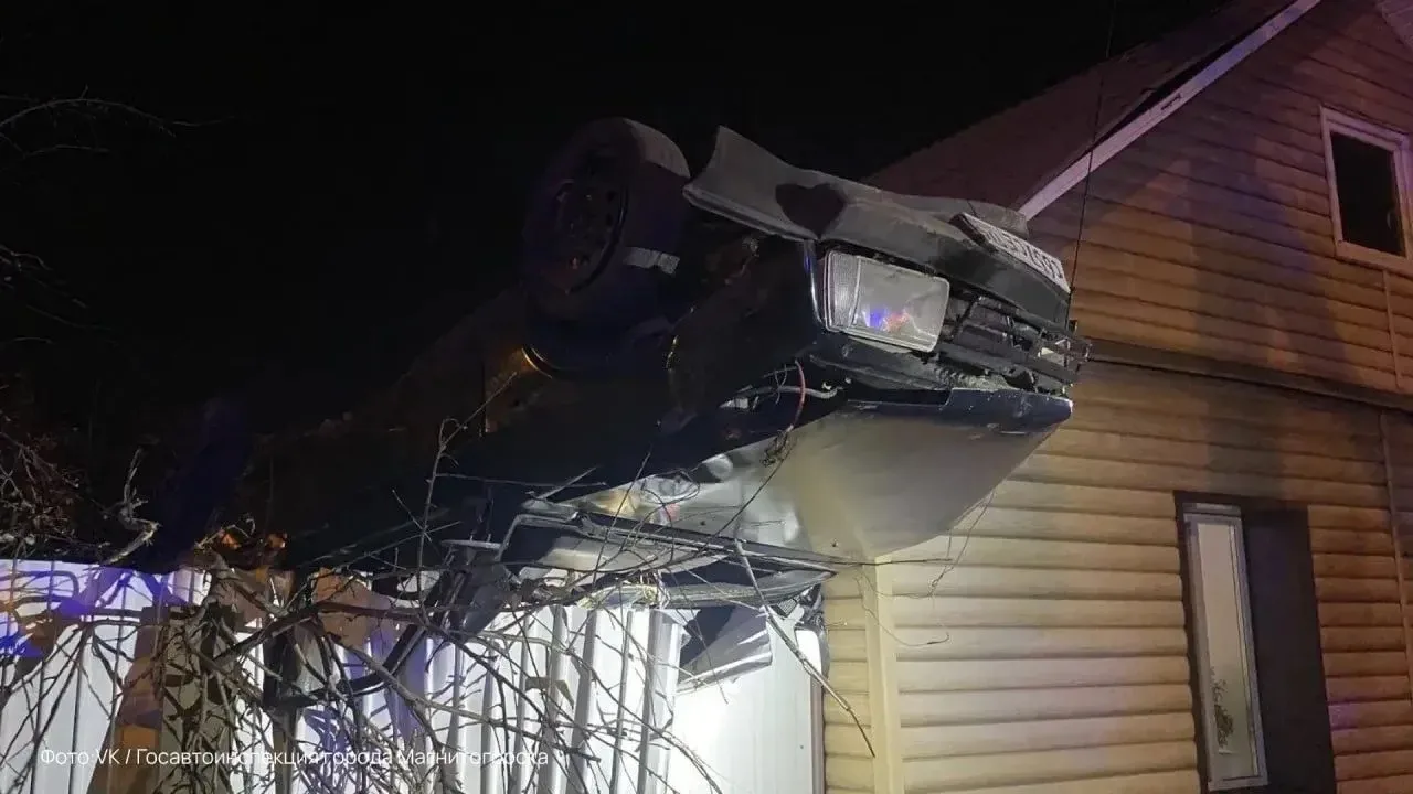🚨 Машина повисла на двухметровом заборе: 16-летний водитель сбежал, бросив раненого друга