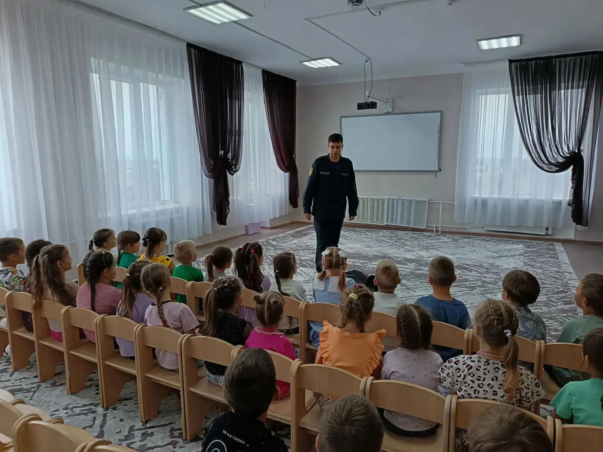 МЧС в гостях у дошколят: безопасность и знакомство с оборудованием