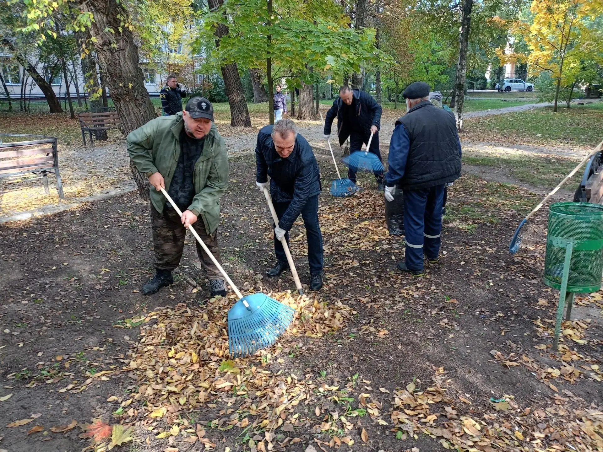 🍁🤝 Город в едином порыве: Советский район присоединился к общегородскому субботнику
