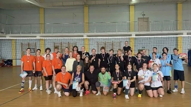 Поздравляем нашу волейбольную команду с блестящим выступлением на турнире в лицее №15, ...