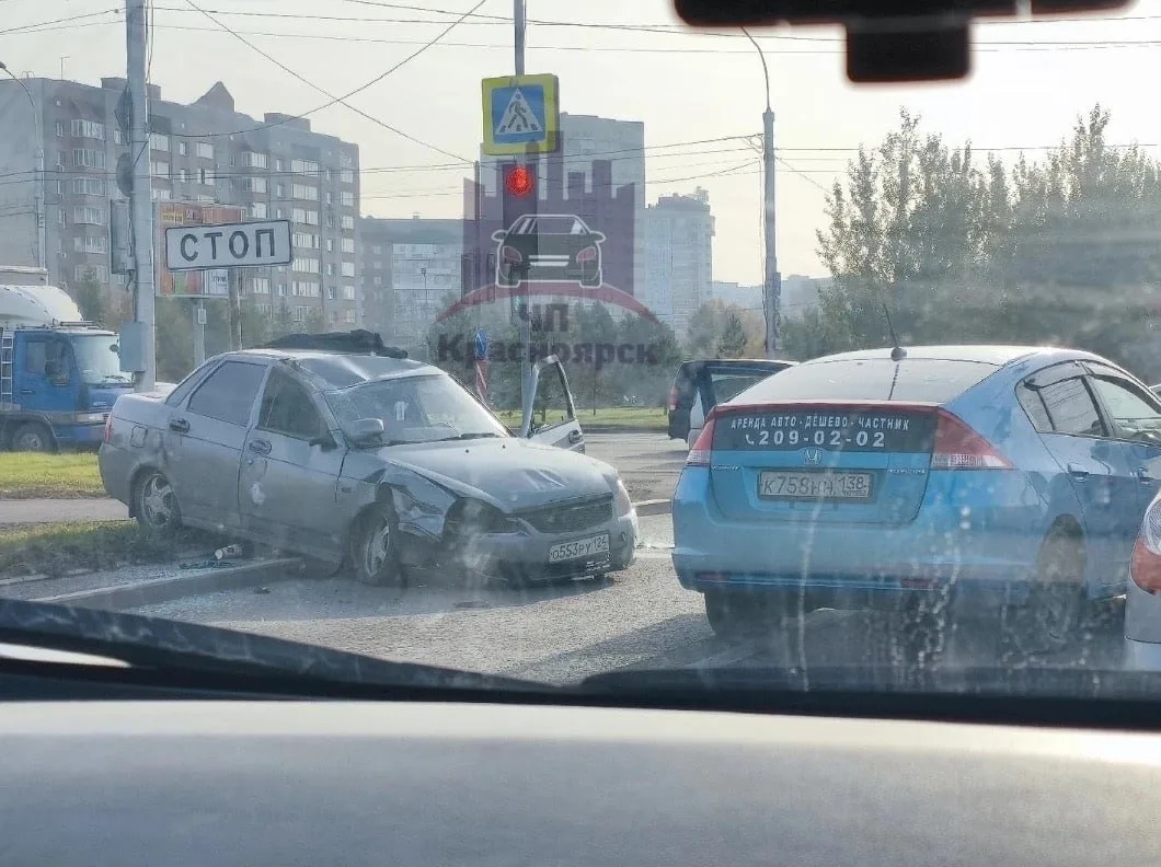На улице Авиаторов в результате ДТП перевернулся автомобиль.