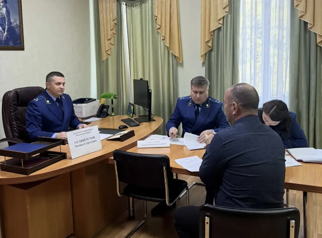 🖊️Заместитель прокурора Крыма Леонид Селивёрстов провел выездной прием жителей Феодосии.