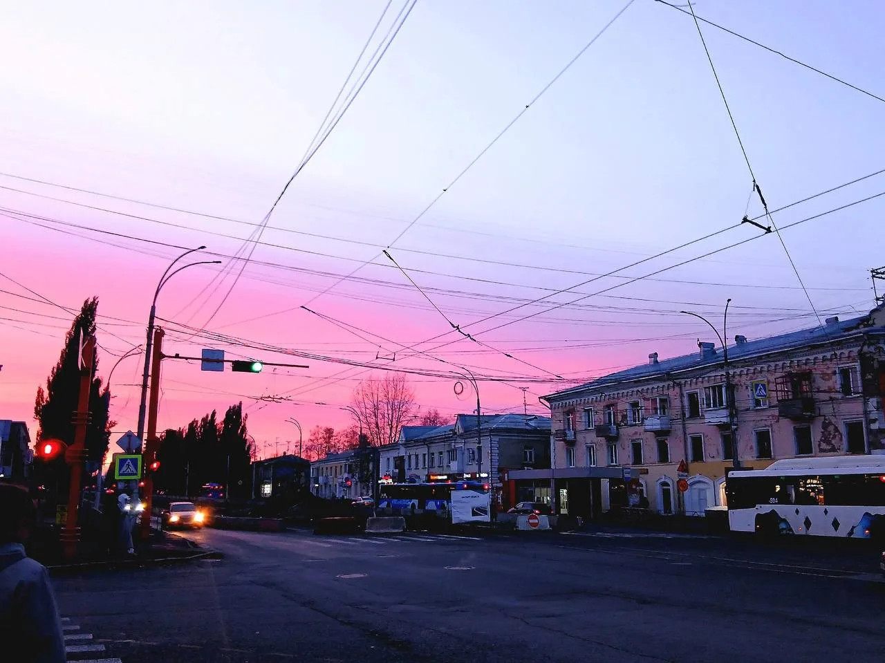 Алый закат над проспектом Ленина.