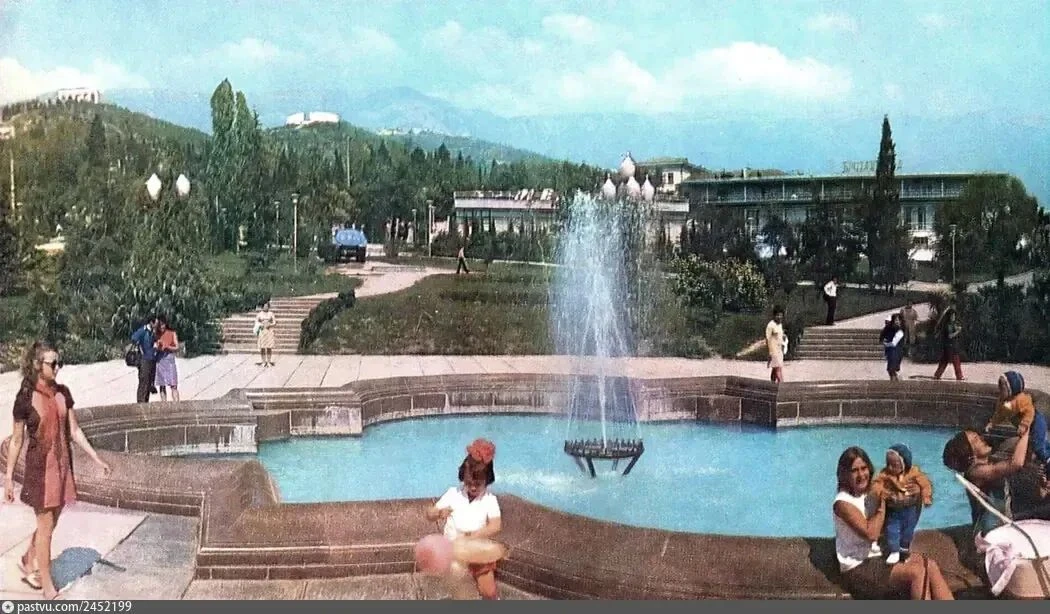 ⛲ Ялта, 1973: атмосфера у фонтана — и что на этом месте сегодня.