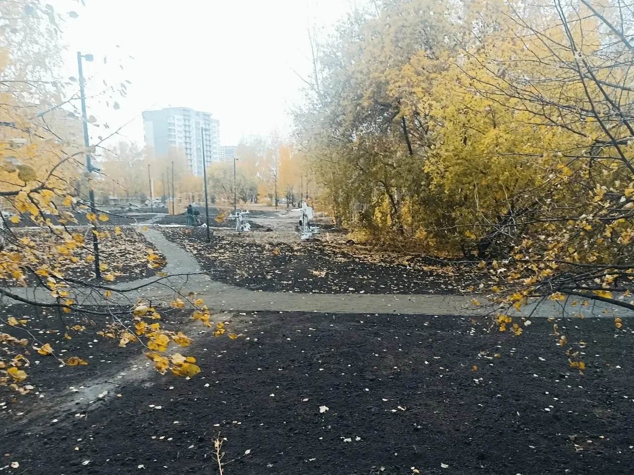 В Советском районе продолжается благоустройство нового сквера по улице Демакова - там у...