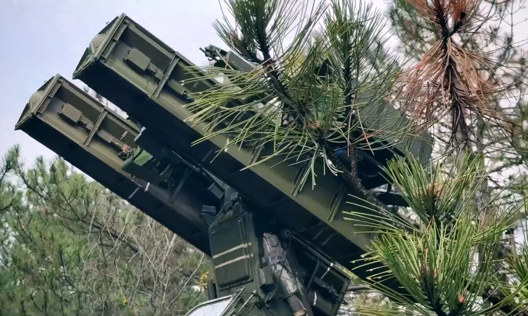 Расчеты зенитного ракетного комплекса «Стрела-10» 74-й отдельной мотострелковой бригады...