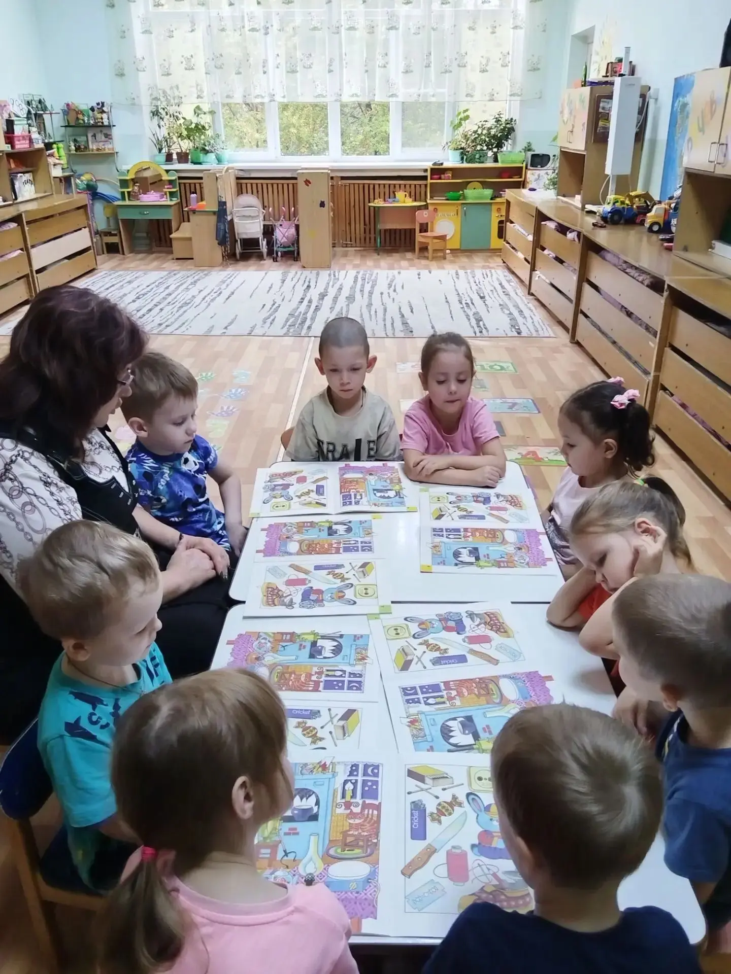 Знакомиться с опасными предметами можно весело! Дети рассматривали иллюстрации в рабоче...