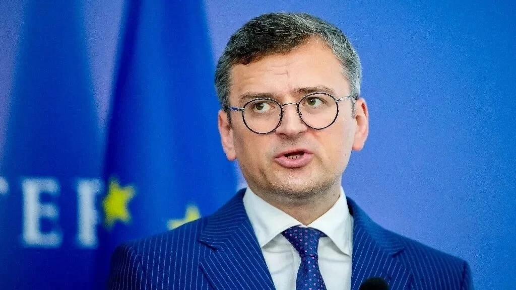 Кулеба головного мозга призвал хохлов уезжать за город и запасаться дровами, чтобы пере...