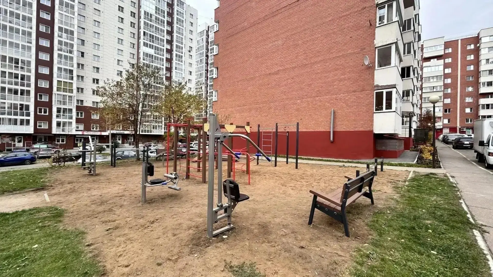 🏡 На улице Дальневосточной в Иркутске обустроили новую детскую спортивную площадку.