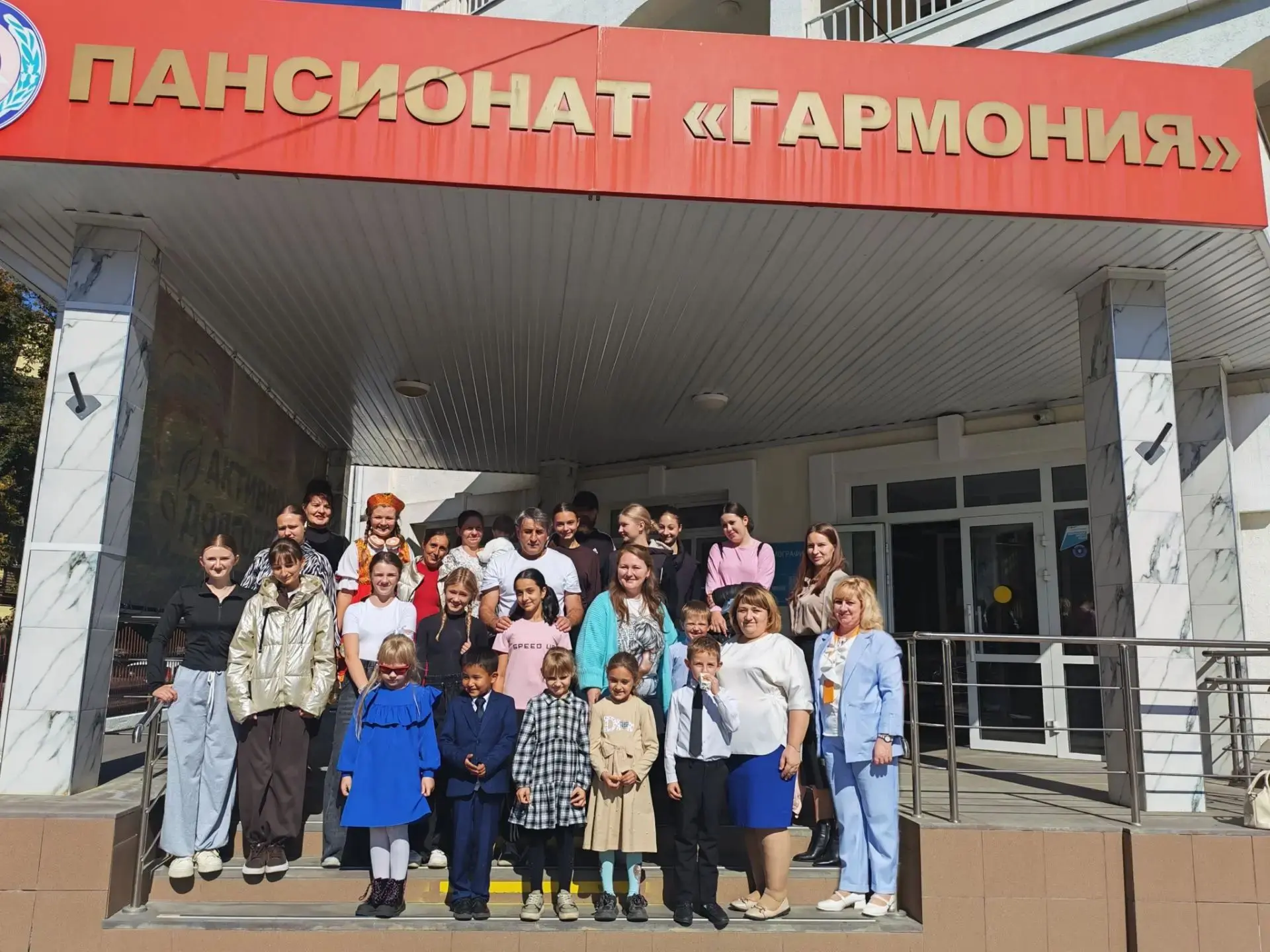 💕 «Тепло детских сердец — мудрому поколению»: праздничная программа для жителей пансио...