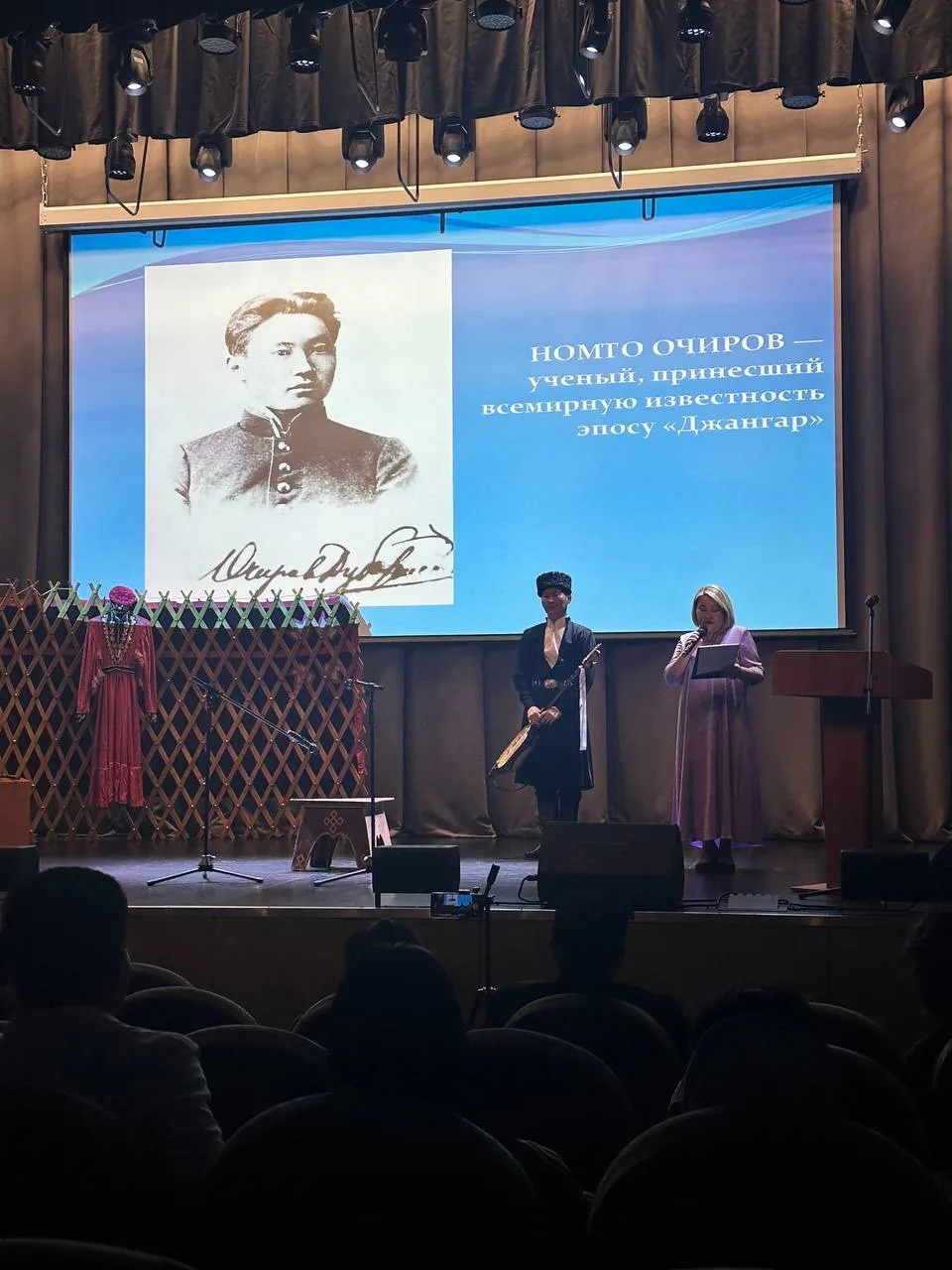 СТУДЕНТЫ КОЛЛЕДЖА ИСКУССТВ НА ВСТРЕЧЕ, ПОСВЯЩЁННОЙ 140-ЛЕТИЮ НОМТО ОЧИРОВА