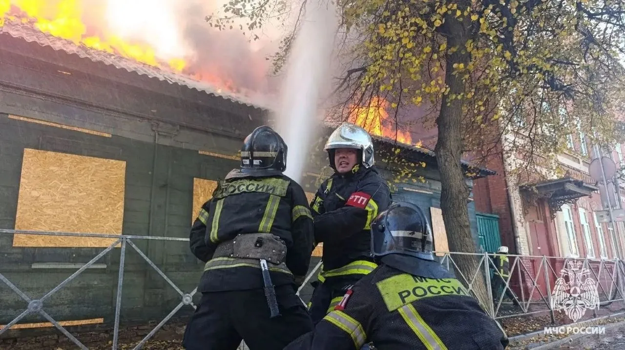 ⚡️⚡️ На данный момент пожар на Карачевской локализован, опасности школе нет, — МЧС России