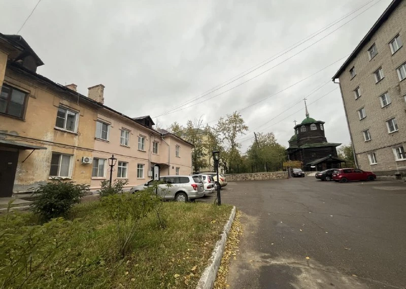 Ремонт фасада дома на Селенгинской, 17, расположенного у Музея декабристов, остановили ...
