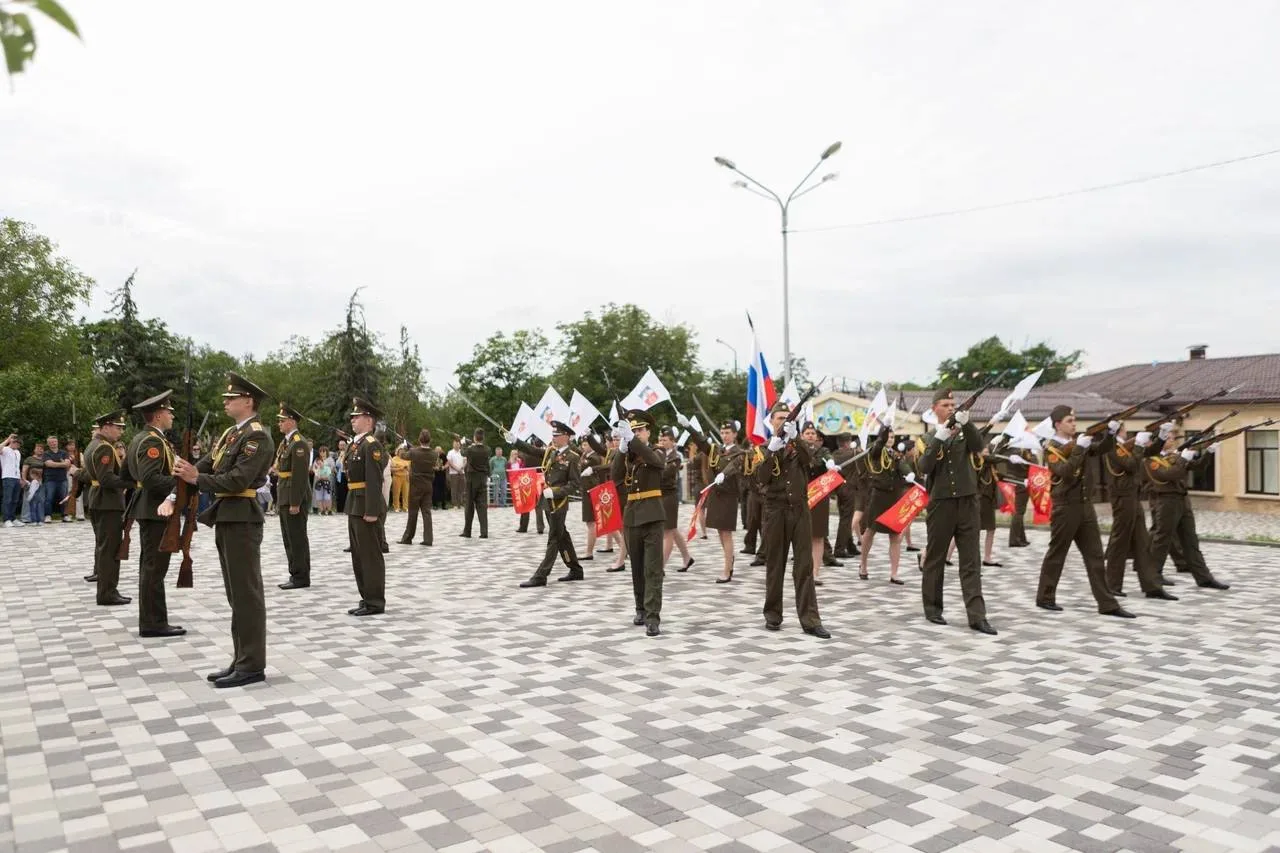 Праздничное утро в Пятигорске началось с торжественной церемонии поднятия Государственн...