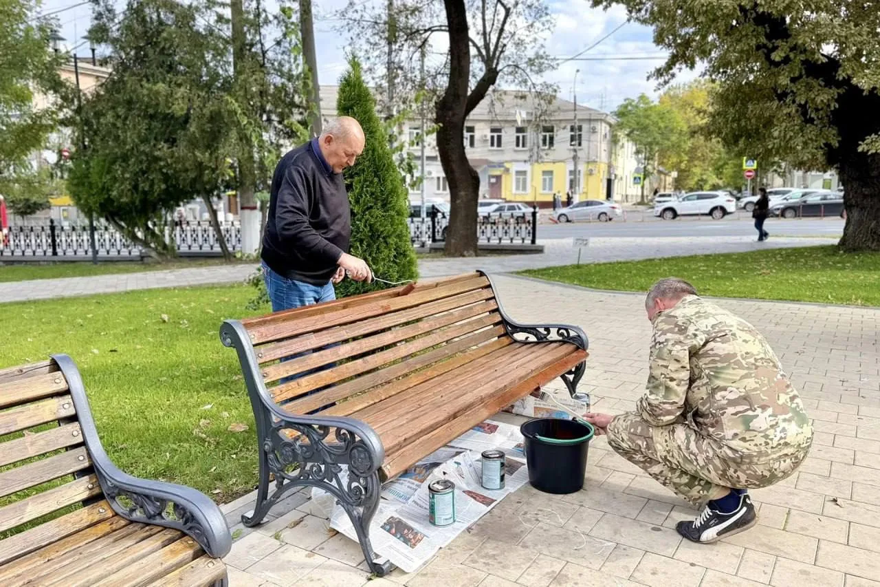 🪑 Скамейки приводят в порядок в скверах Симферополя