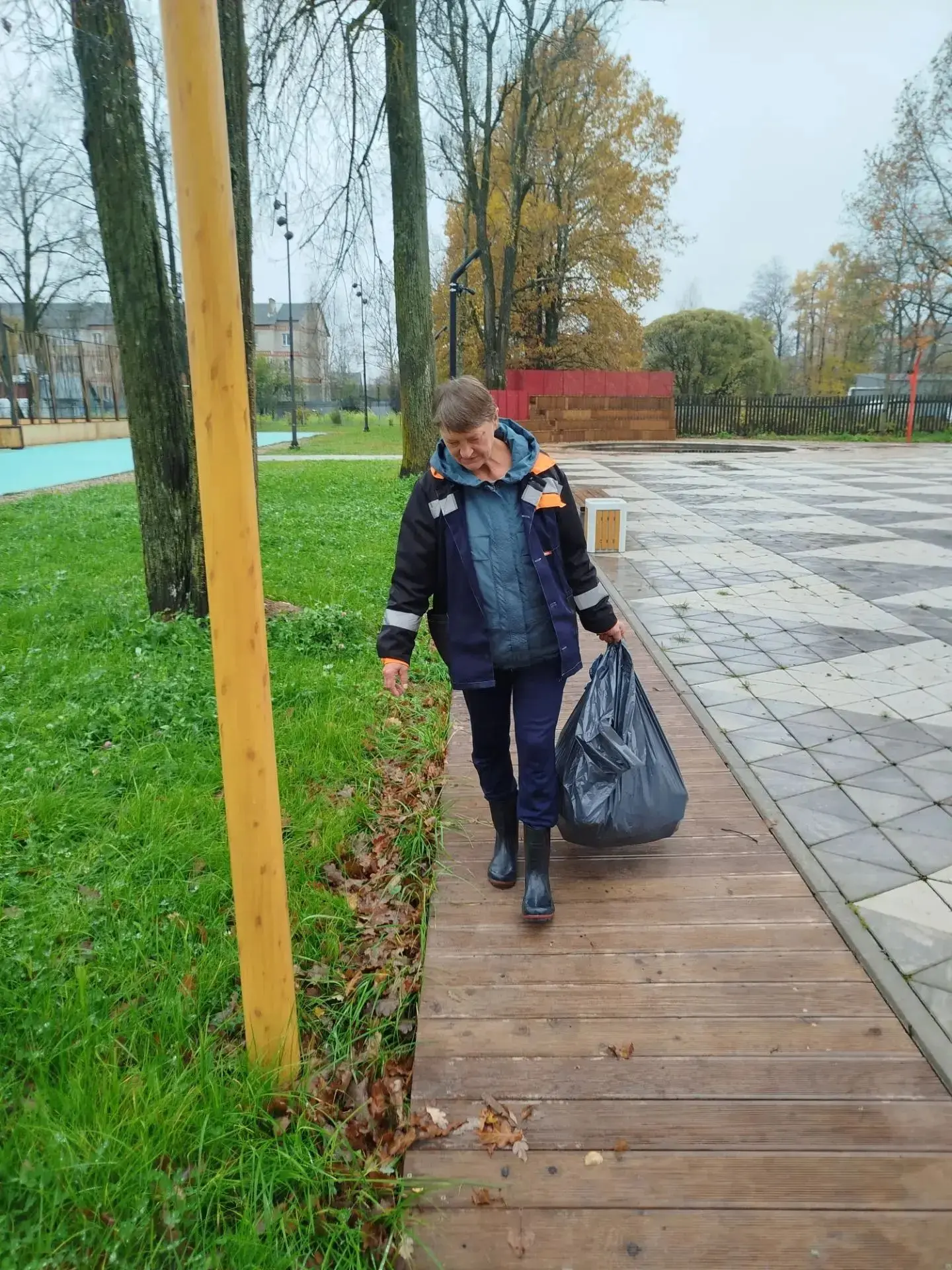 Продолжаются плановые работы по содержанию и благоустройству территорий.