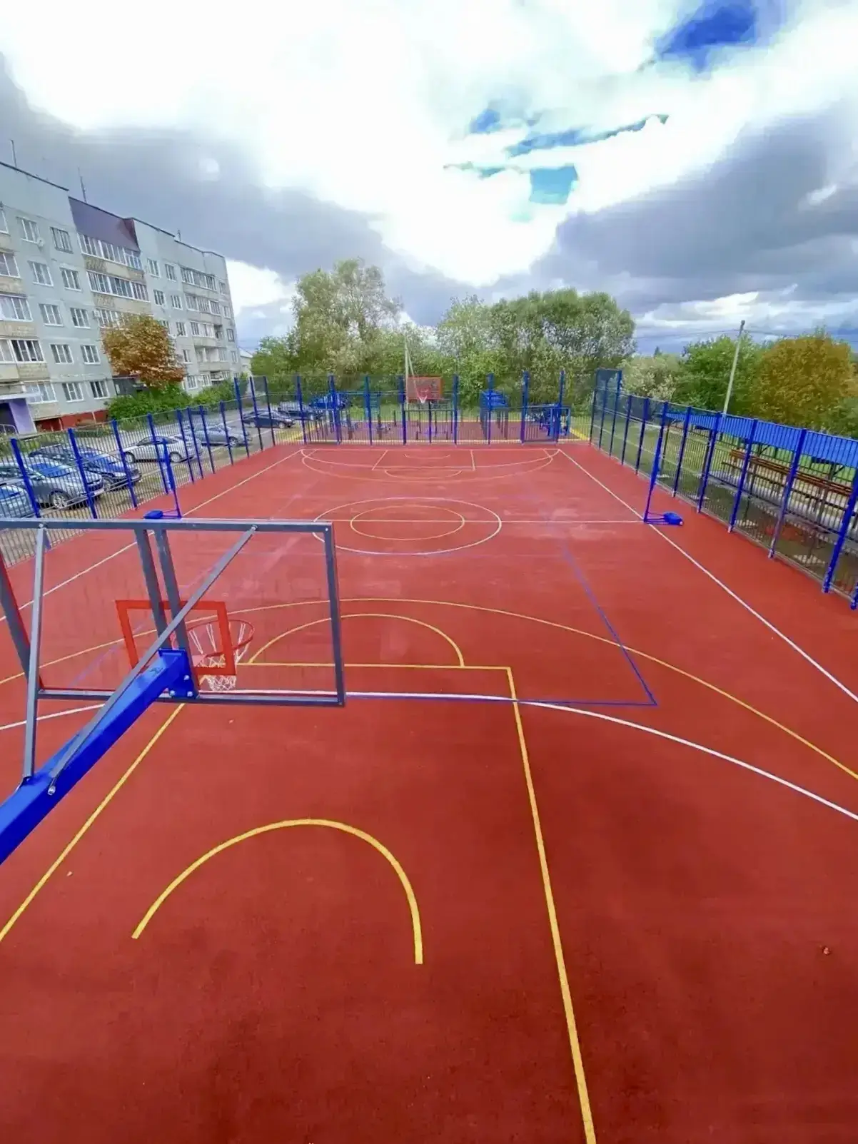 🏀 В деревне Переслегино завершено устройство «умной» спортивной площадки.