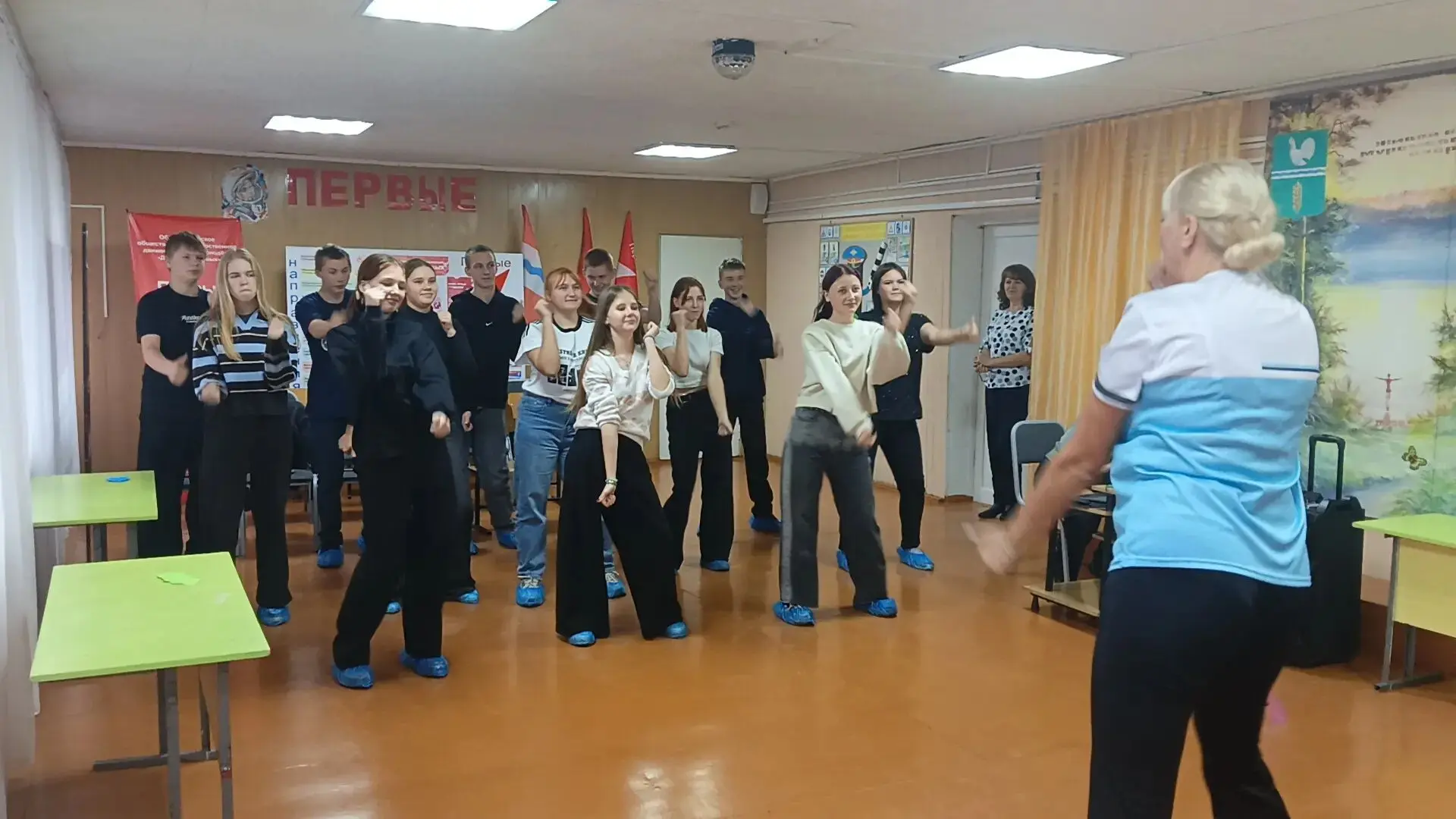 В рамках Всероссийской акции «Неделя без турникетов» учащиеся старших классов посетили ...