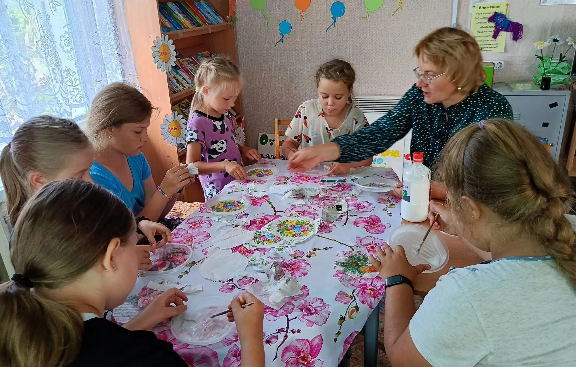 В Красинской библиотеке прошёл мастер‑класс «Декупаж тарелочек». Из простых одноразовых...